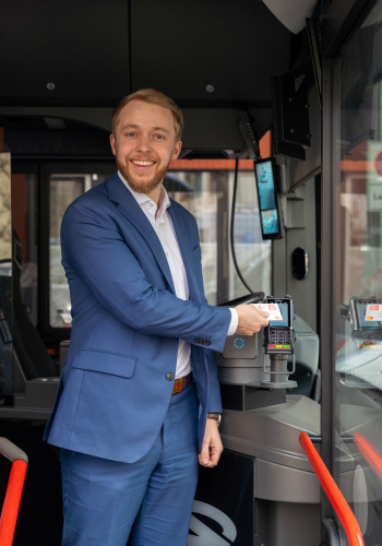 KVG-Aufsichtsratsvorsitzender Jannik Marquart testet das kontaktlose Bezahlen